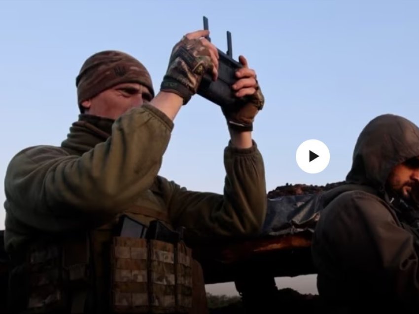 “Kërkojmë, godasim, shkatërrojmë”: Pilotët e dronëve ukrainas ndjekin forcat ruse