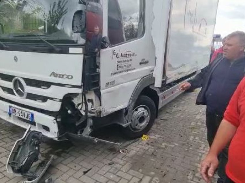 Kamioni përplaset me autobusin në Maliq, plagoset një person