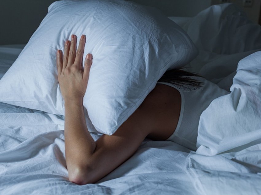 Vështirësi për të rënë në gjumë? Provoni këto 5 vajra që mund t’ju ndihmojnë shumë!