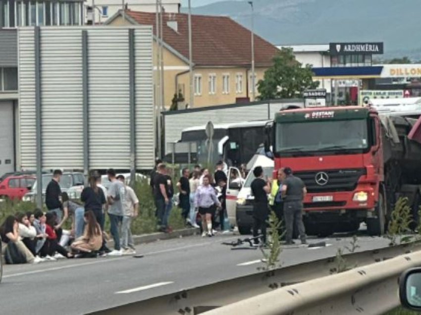 Momenti kur aksidentohen kamioni dhe autobusi me nxënës në Vragoli 