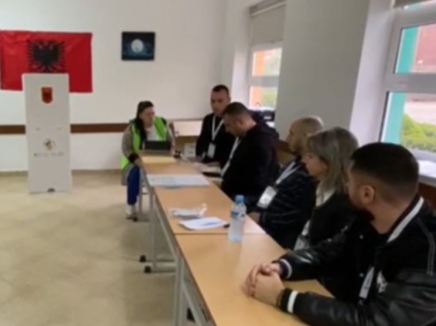 Vonesa dhe probleme me pajisjet e identifikimit, në Kavajë e Lushnjë s’ka nisur ende procesi i votimit