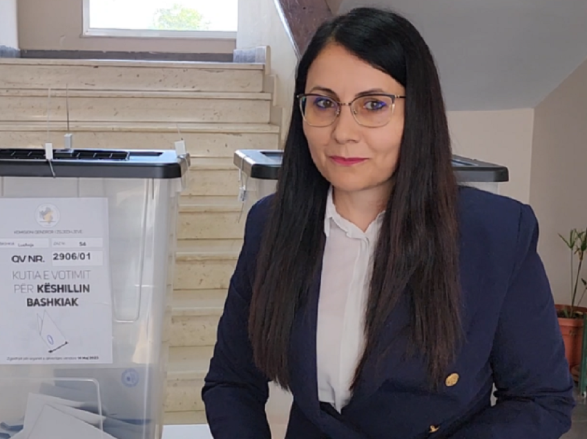 “Sot flasin qytetarët”, kryebashkiakja e Lushnjës voton së bashku me bashkëshortin e saj