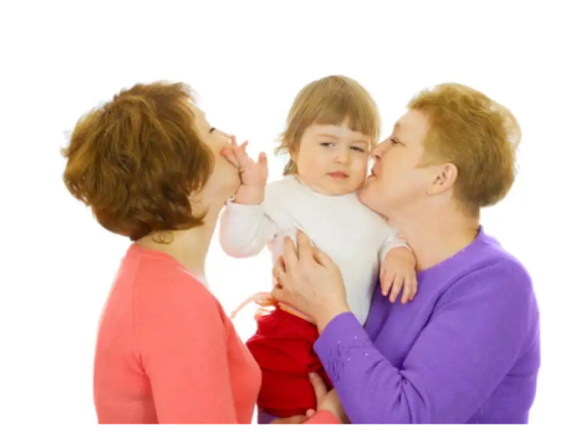 Ekspertët e shëndetit mendor zbulojnë arsyet pse duhet të kërkoni gjithmonë leje nga fëmijët para se t’i përqafoni ose puthni