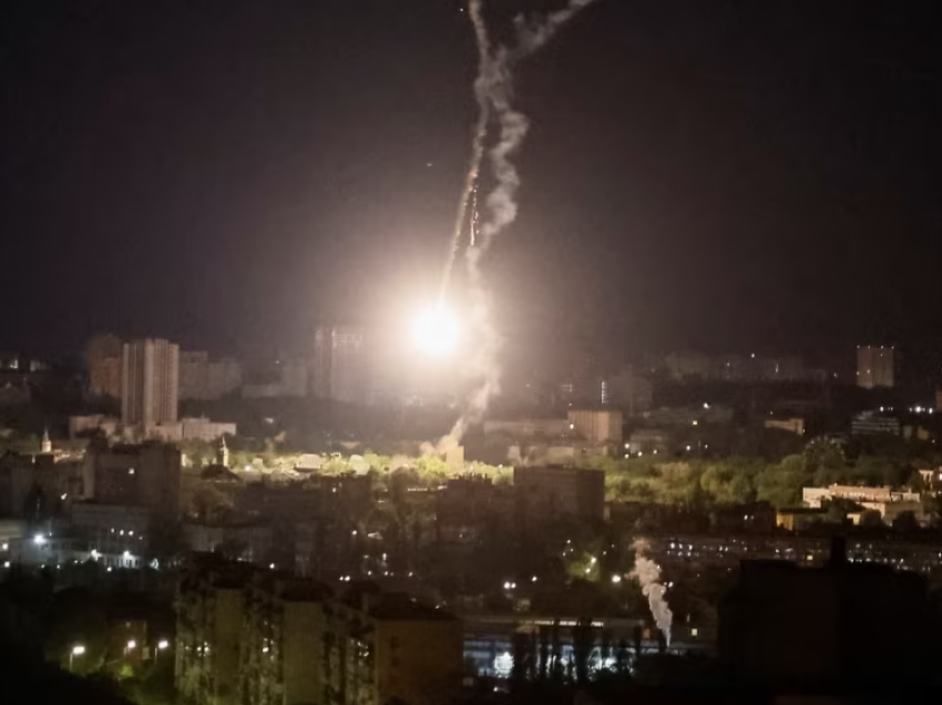 VOA/ Rusia sulmon ashpër Kievin, ushtria ukrainase rrëzon raketat