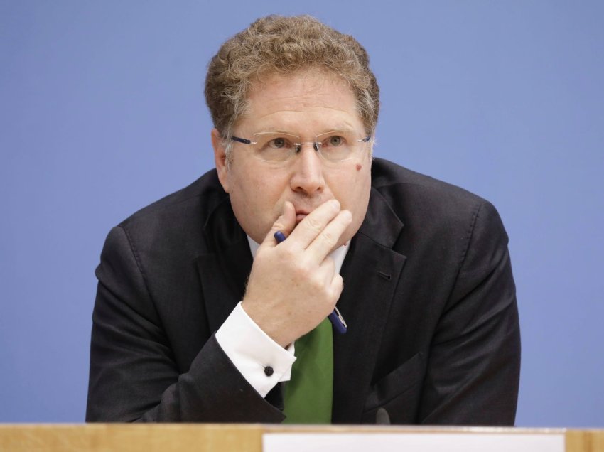 Top zyrtari gjerman jep dorëheqje, favorizoi organizatën e motrës për grant