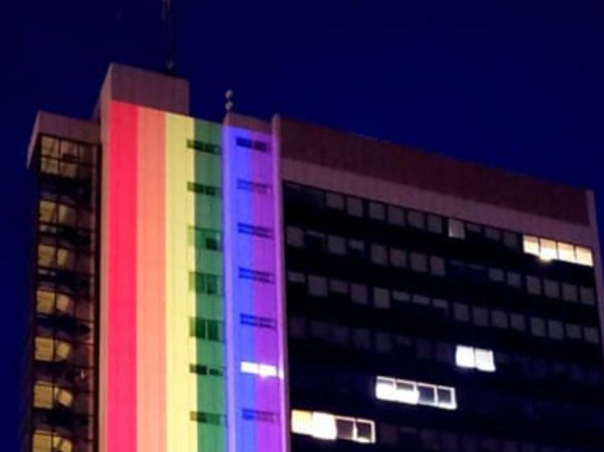 Objekti i Qeverisë merr ngjyrat e flamurit të LGBTI-së