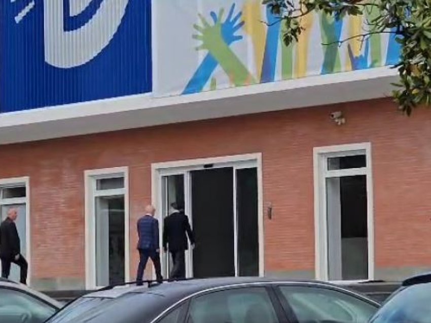 Takimi i parë pas humbjes së thellë në zgjedhje, Meta rreth 1 orë në zyrën e Berishës