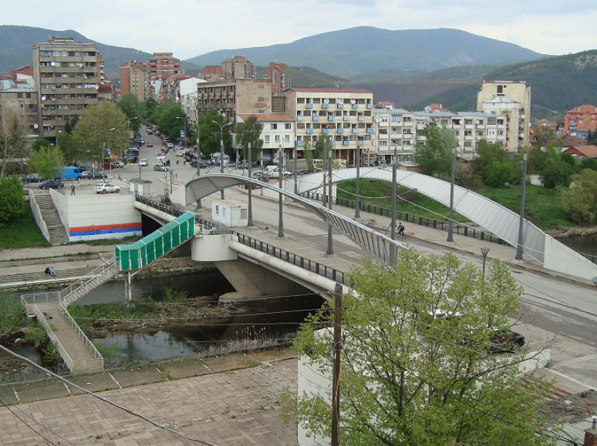 Mitrovicë: Vajza përleshet fizikisht me nënën