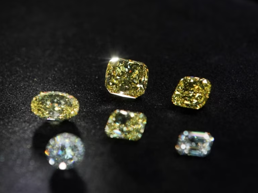 Sanksionet e Mbretërisë së Bashkuar ndalojnë metalet ruse, përfshirë diamantet 