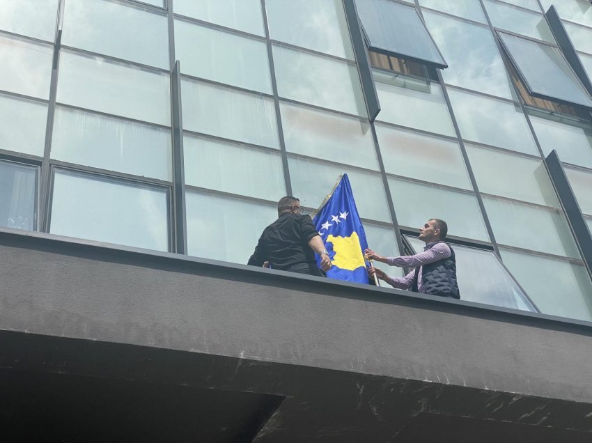 Flamuri i Kosovës vendoset në komunën e Mitrovicës së Veriut