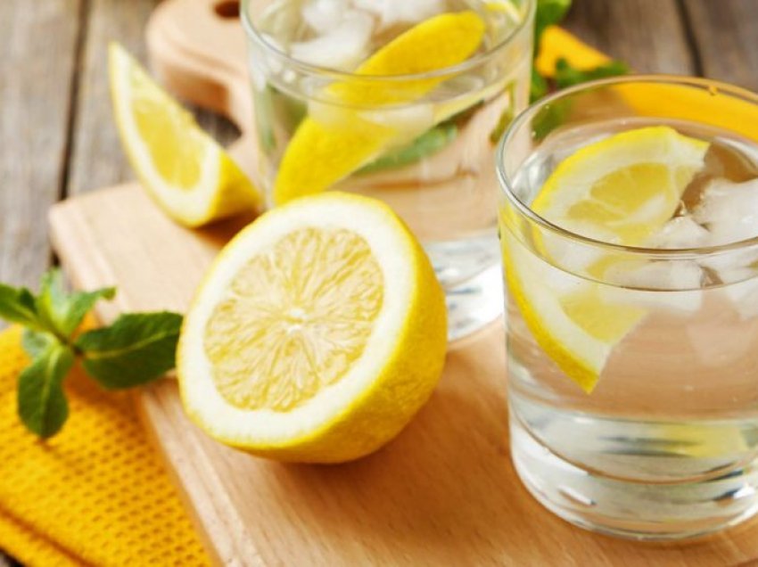 Përfitimet e shumëfishta nga pirja e ujit me limon