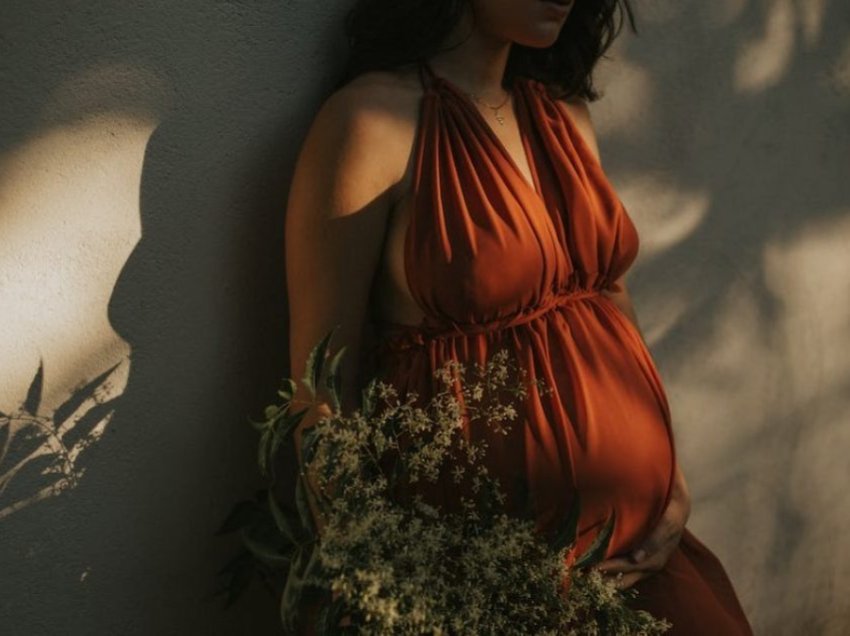 Mjekët shpjegojnë pesë mitet më të mëdha për shtatzëninë