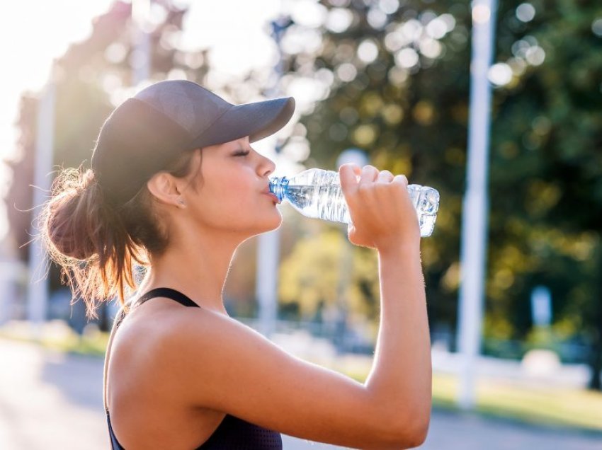 Për një mendje të fortë e të shëndetshme sa ujë duhet të pini?
