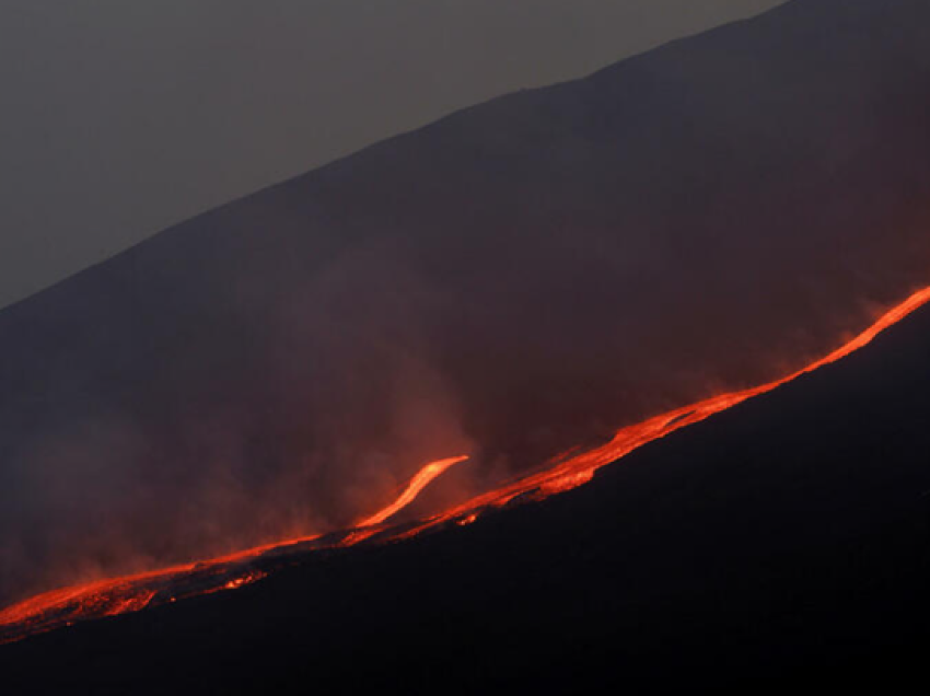 Panik në Itali/ Shpërthen vullkani Etna, qyteti mbulohet nga hiri, autoritetet marrin vendimin urgjent