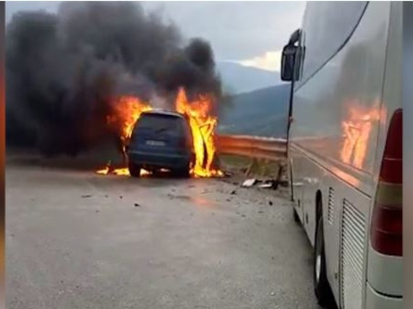  Aksident i rëndë, makina përplaset me një autobus, më pas shpërthen në flakë