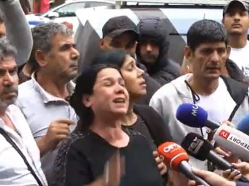 Familjarët e Jani Rustemit protestë para Ministrisë së Drejtësisë: Kishte veshin e nxirrë dhe dhëmbin e thyer