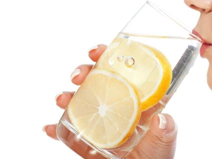 Efektet e konsumit të ujit me limon sipas dietologëve