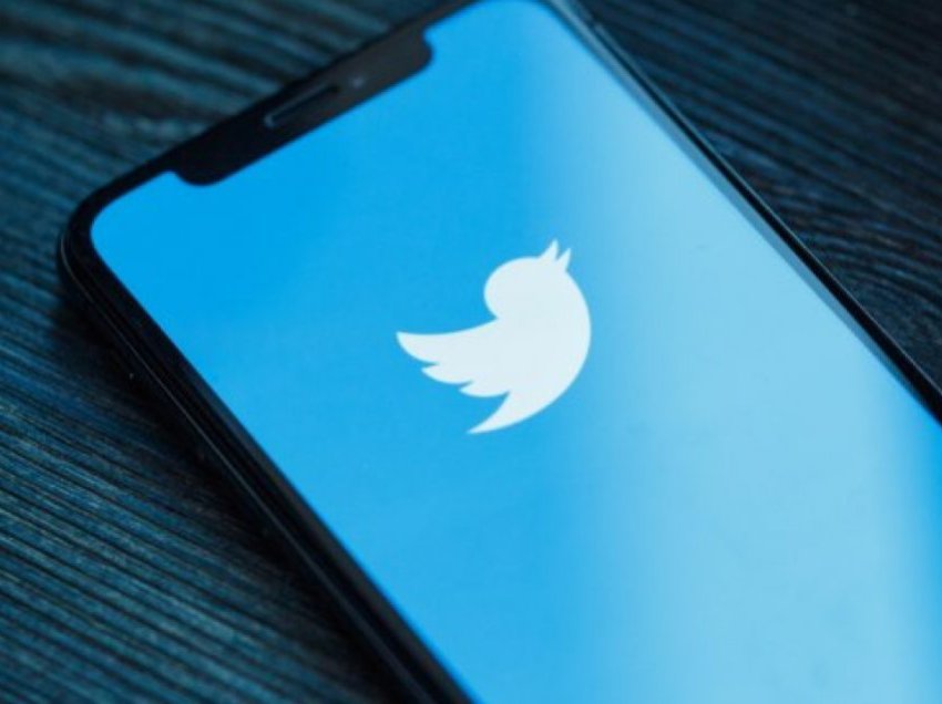 Probleme të reja për Twitter: Rishfaqen mesazhet e fshira
