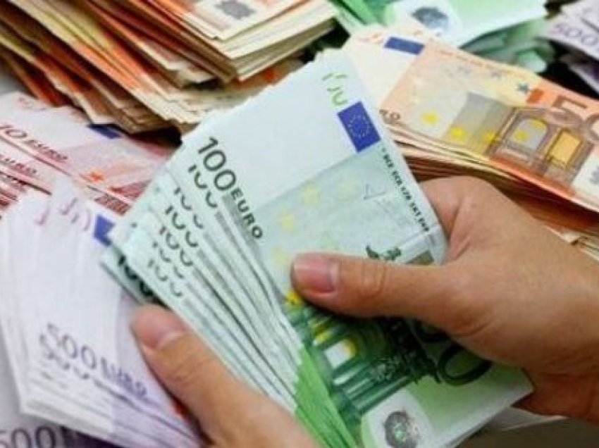 Njihuni me këmbimin valutor për sot/ Monedhat e huaja në rënie, ja me sa shitet dhe blihet euro dhe dollari 