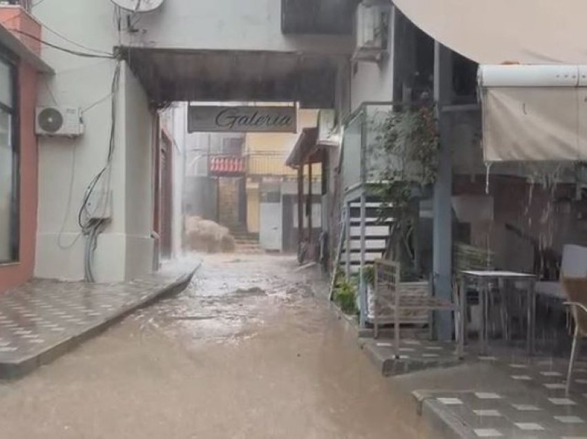 Reshjet e shiut ‘bëjnë namin’ në Lezhë, paralizohet lëvizja e qytetarëve dhe automjeteve, bllokohen rrugët në disa lagje