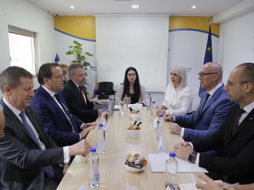 Varhelyi takohet me kryetarin e Listës Serbe: Themelimi i Asociacionit, parakusht për progresin e Kosovës drejt BE-së