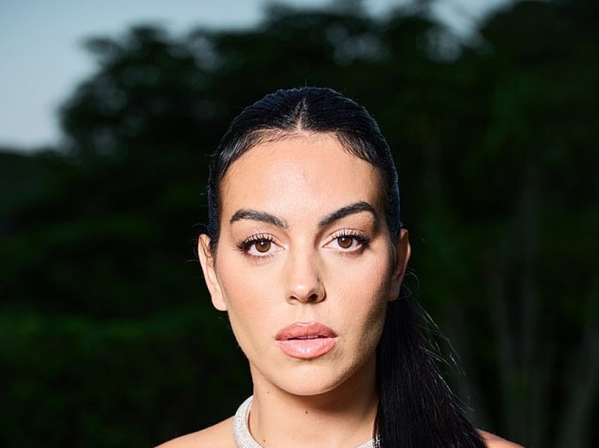 Georgina Rodriguez shfaqet plot elegancë në Kanë teksa merr pjesë në “amfAR Gala”