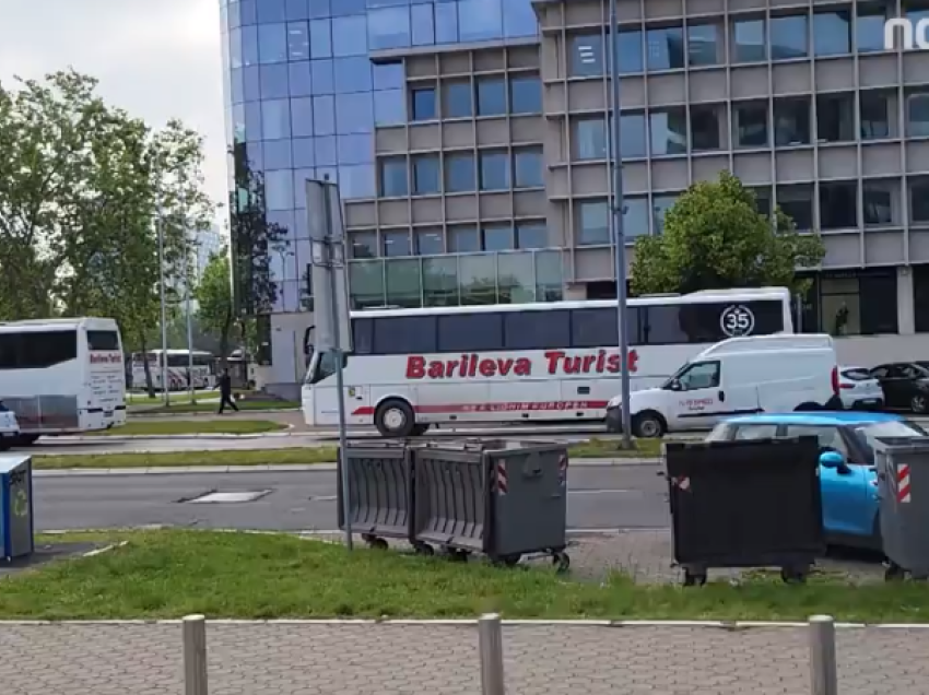 Kompanitë nga Kosova transportojnë serbët e veriut në tubimin e Vuçiqit në Beograd