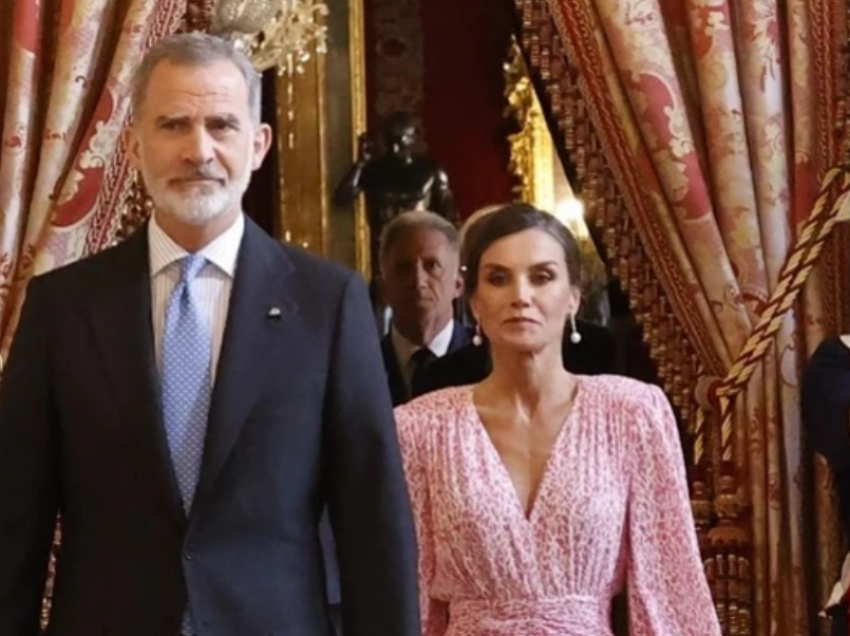 Bëhet viral momenti kur Mbretëresha e Spanjës i jep një sinjal me shenjë të bijës