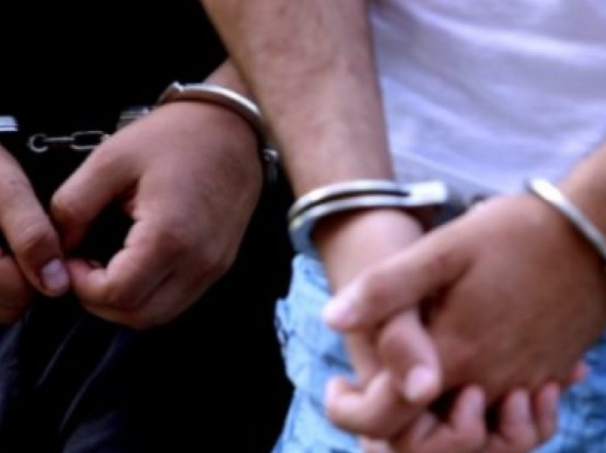 Varësia nga droga: Policia kap në flagrancë dy të rinj në Prishtinë, iu gjejnë marihuanë dhe kokainë
