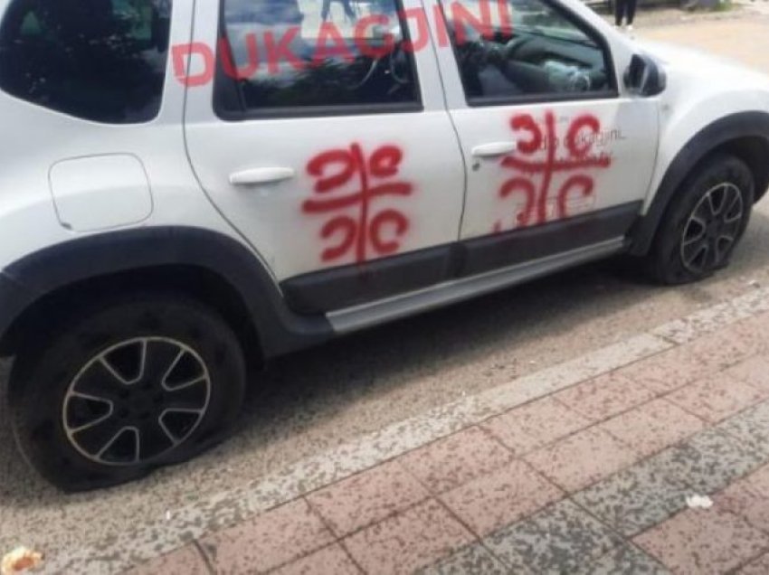 Sulmohen ekipet e gazetarëve në Leposaviq, u vizatohen simbole nacionaliste në vetura