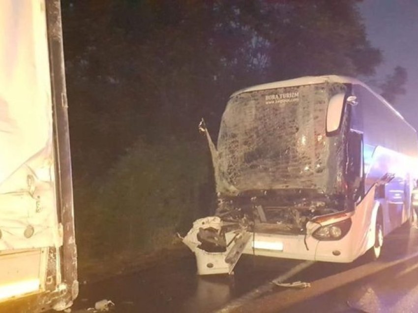 Po ktheheshin nga Stambolli, autobusi me votues të Erdoganit përplaset me kamionin – 22 të lënduar