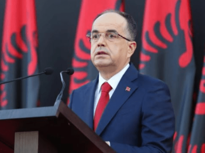 Presidenti Begaj dekreton rritjen e pagave për deputetët, ministrat dhe administratën