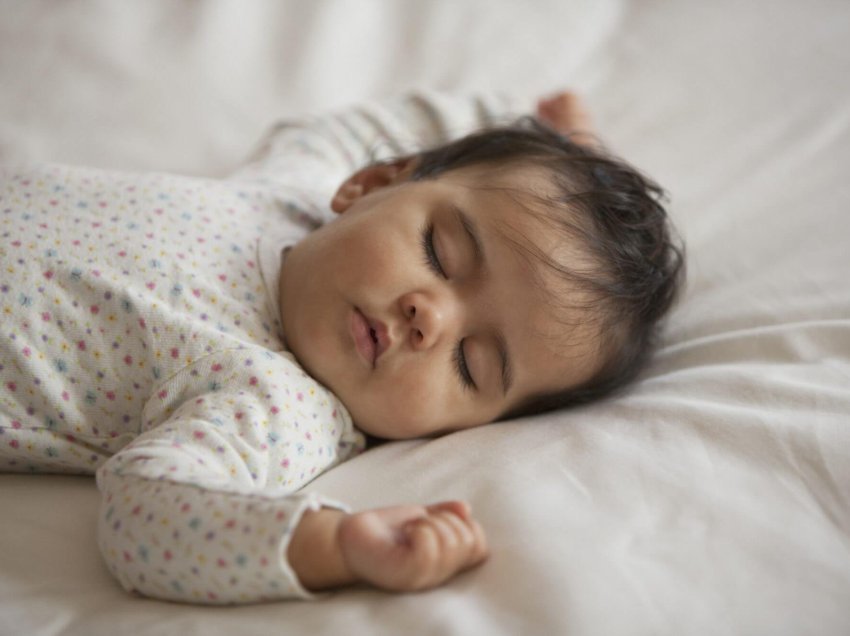 Oraret e gjumit për bebin 4 muajsh që ushqehet me qumësht gjiri dhe formulë