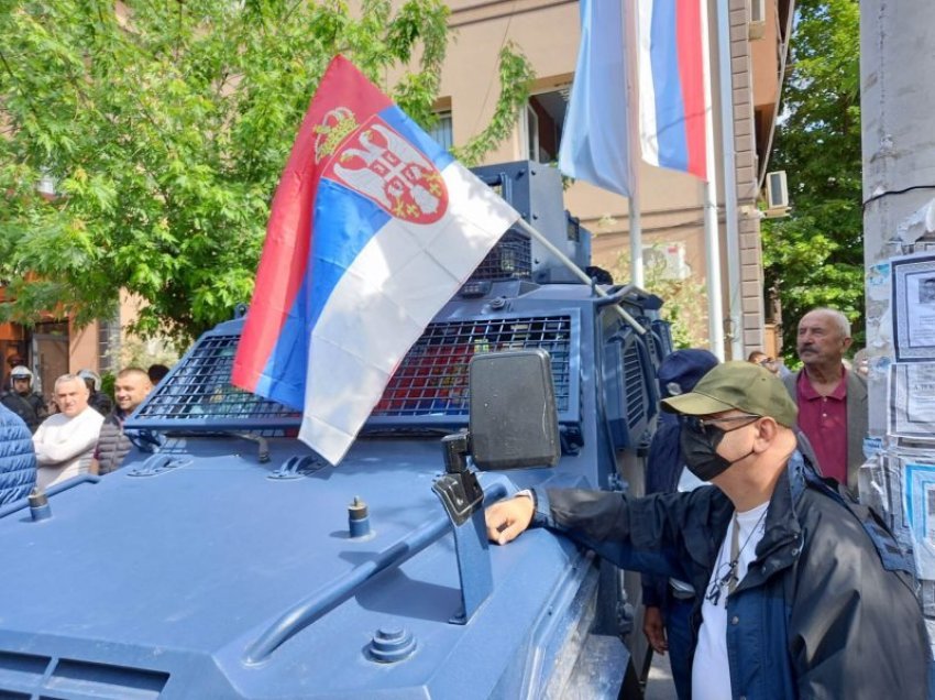 Protestuesit vendosin flamurin e Serbisë mbi autoblindin e Njësisë Speciale në veri