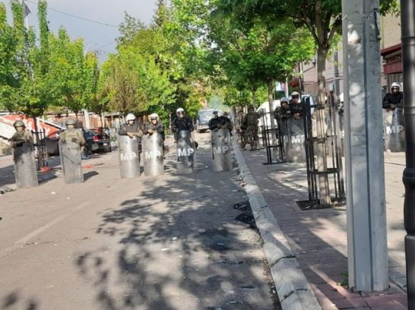 Tensionohet situata në Leposaviq, gazetarët sulmohen nga personat e maskuar