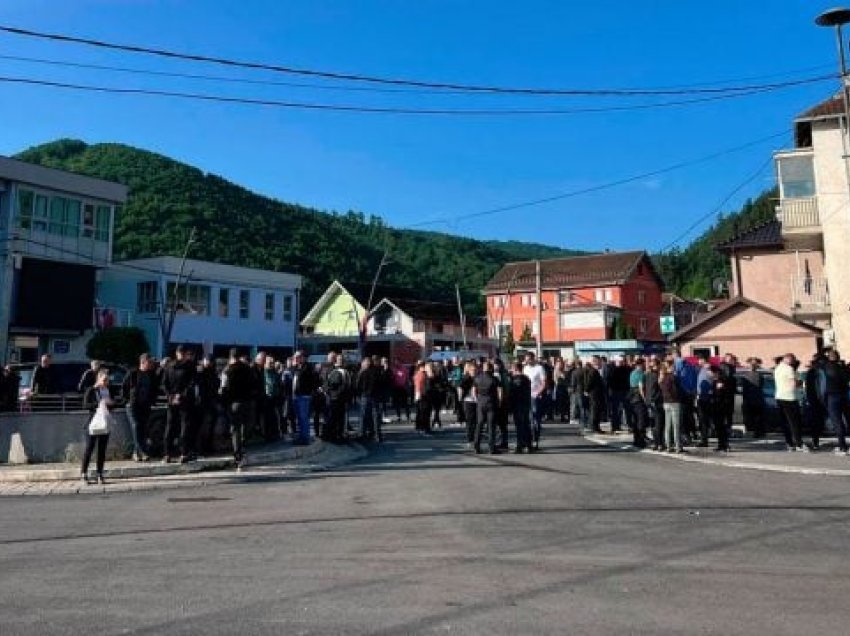Fillon tubimi i serbëve edhe afër komunës së Zubin Potokut, policia e KFOR-i blindojnë objektin