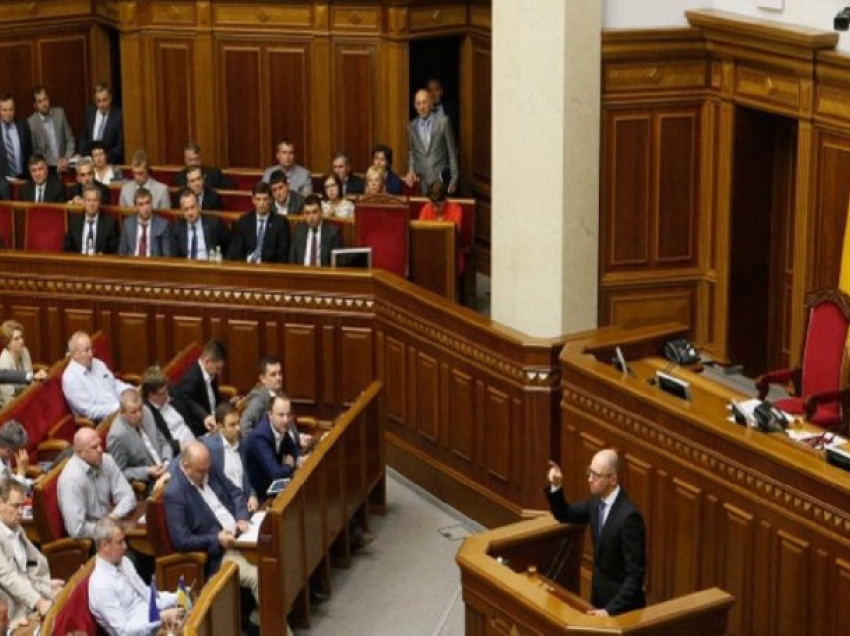 Mobilizimi ushtarak/ Parlamenti ukrainas voton pro uljes së kufirit të moshës për rekrutët