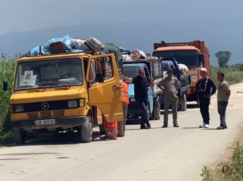 Punonjësit e Inceneratorit të Fierit pa paga, bllokojnë hyrjen e kamionëve me mbeturina