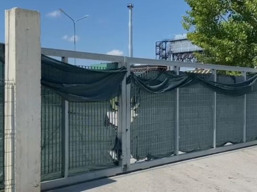 Prej 5 muajsh pa rroga, punonjësit bllokojnë dyert e inceneratorit të Fierit: S’do të lejojmë hyrjen e makinave me mbetje
