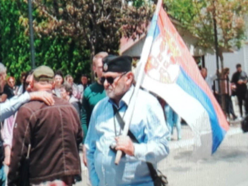 Serbi me simbole çetnike provokon ushtarët e KFOR’it në Zveçan