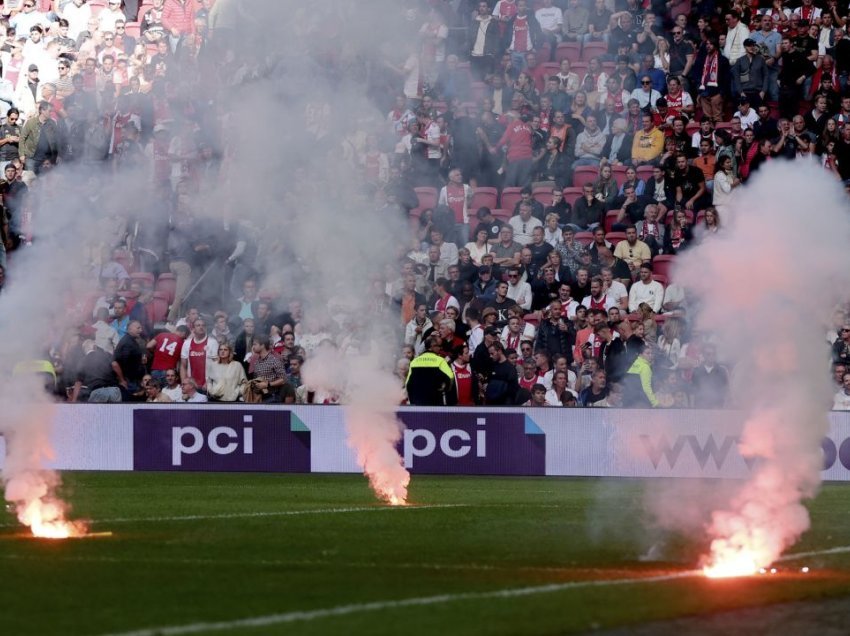 Për shkak të tifozëve, Ajaxi dënohet rëndë