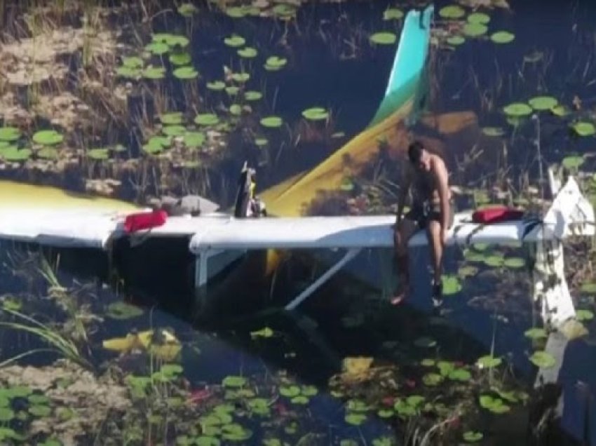 ​Aeroplani rrëzohet në një moçal me krokodilë, piloti u shpëtua me helikopter