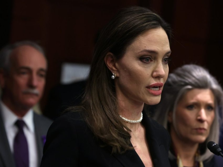Angelina Jolie akuzon Izraelin për sulmet në Gaza: Popullata e pafajshme po bombardohet, s’kanë ku të ikin