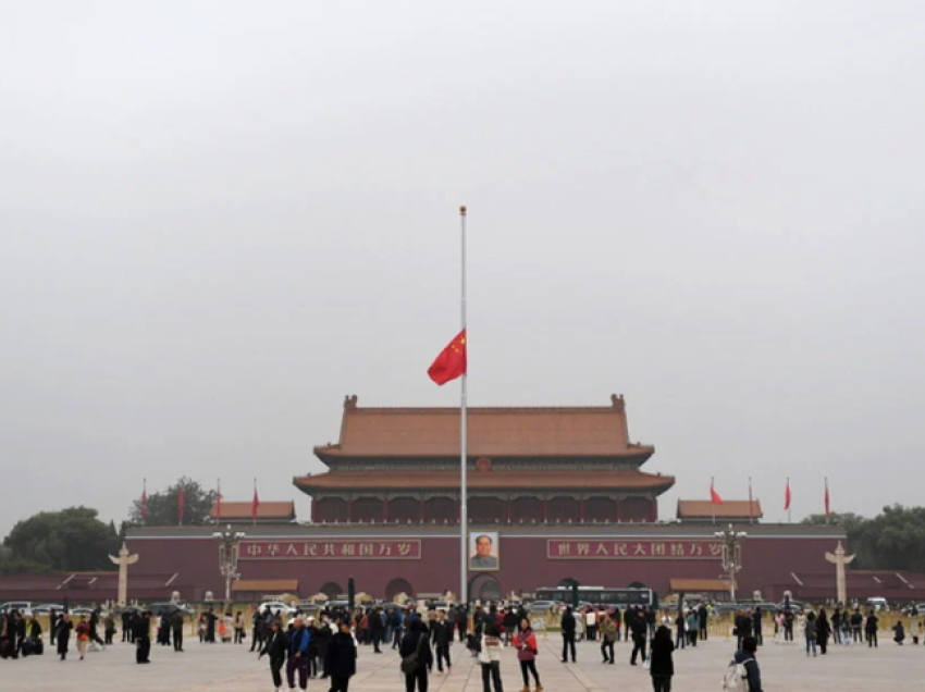 Zi për ish-kryeministrin, Kina ul flamurin në gjysmështizë