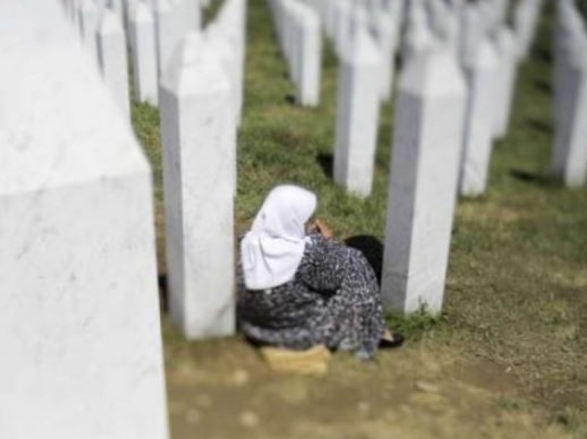 Eshtrat e viktimave të paidentifikuara të gjenocidit po kthehen në Srebrenicë