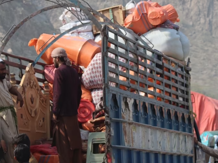 Mbi 165.000 afganë largohen nga Pakistani