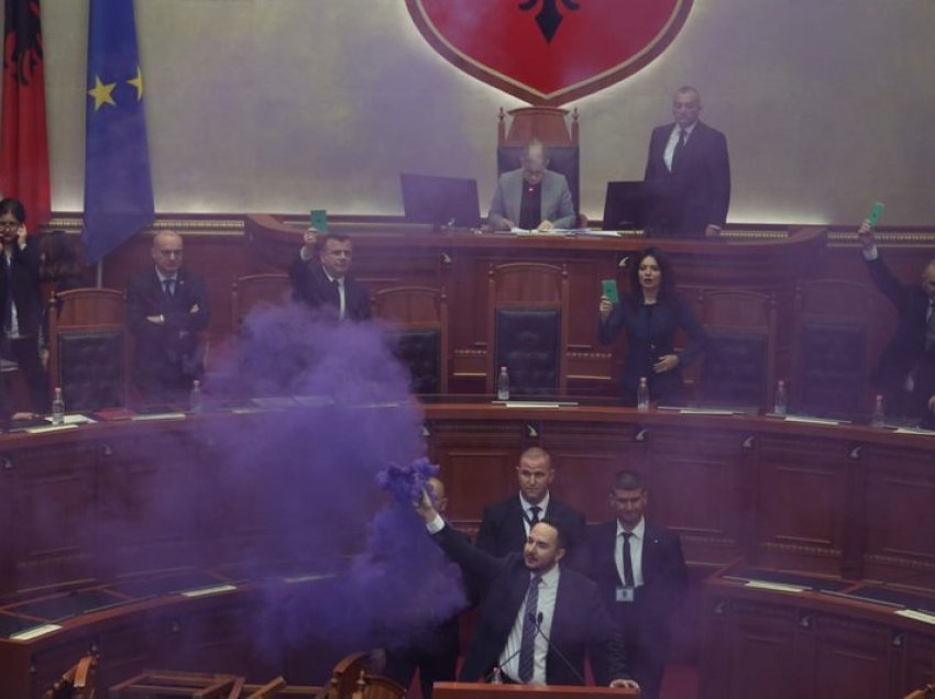 Kaosi dhe tymueset, Policia e Tiranës zbarkon në Parlament
