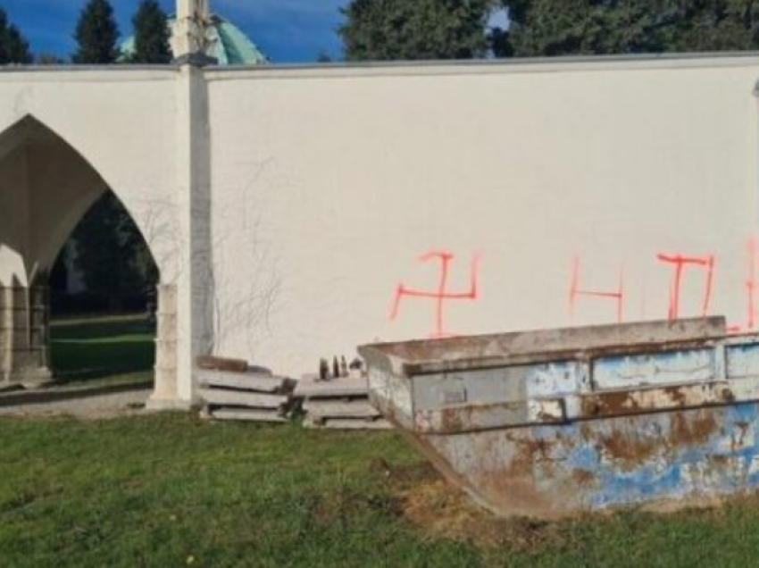 U vihet zjarri dhe pikturohen me simbole naziste varrezat hebraike në Vjenë