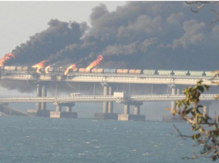 Ura e Krimesë mbulohet nga tymi, ndizen sirenat e alarmit, ja pse Ukraina ka ndryshuar strategji në Detin e Zi