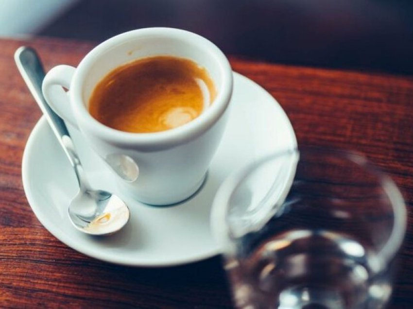 Pini më shumë se tri kafe në ditë, zbuloni rreziqet që i kanosni shëndetit tuaj